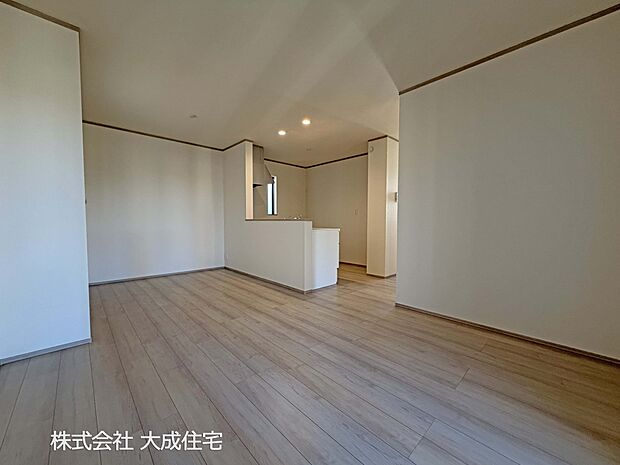 内装:2−3号棟：リビングが見渡せる対面キッチン　現地写真2026.1.8撮影