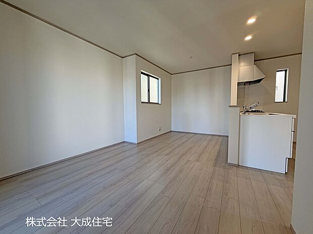 内装:2−3号棟：2階リビングで陽当り良好です！　現地写真2026.1.8撮影