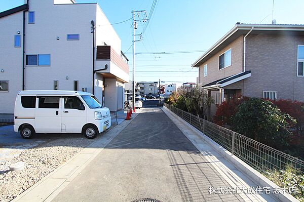 外観:全4区画：前面道路　現地写真2024.12.6撮影