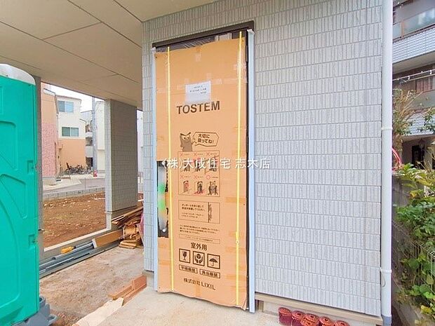 外観:1号棟：玄関　現地写真2025.10.15撮影