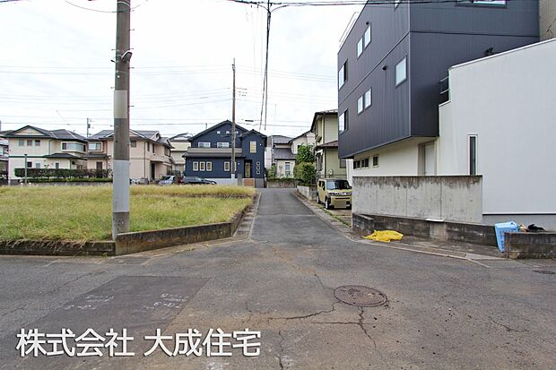 外観:前面道路　現地写真2025.11.13撮影