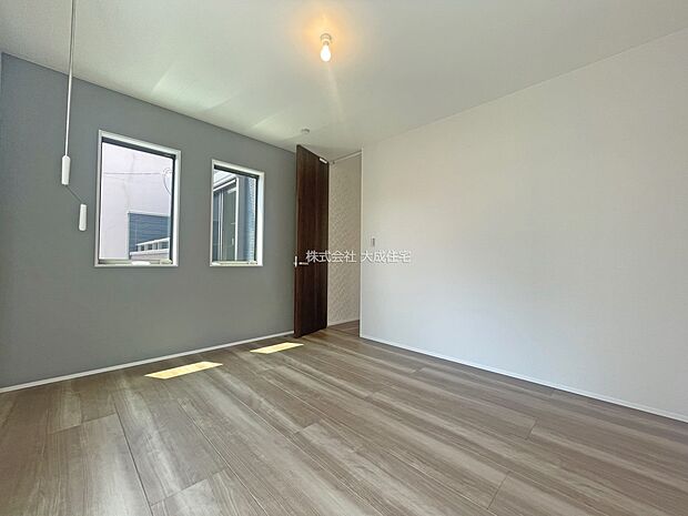 内装:2階洋室7帖。ホスクリーンございます。　現地写真：2025.7.3撮影