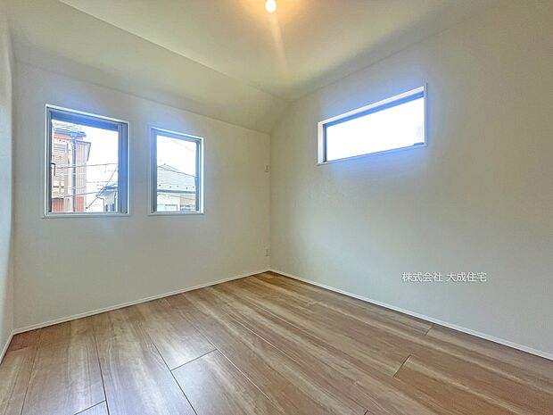 内装:2階洋室5.2帖。　現地写真：2025.7.3撮影