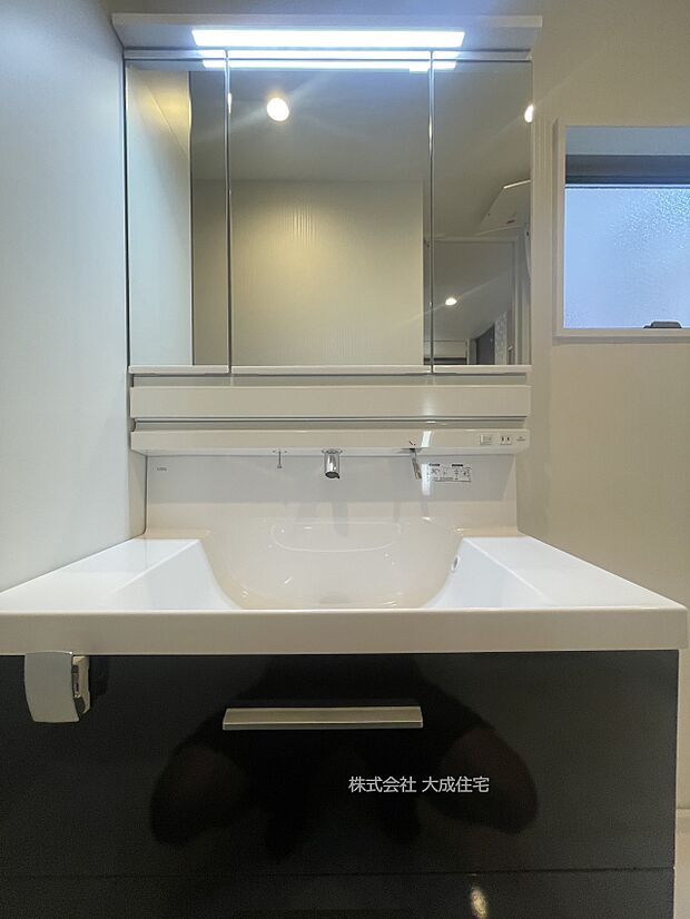 内装:収納付き洗面化粧台。　現地写真：2025.7.3撮影