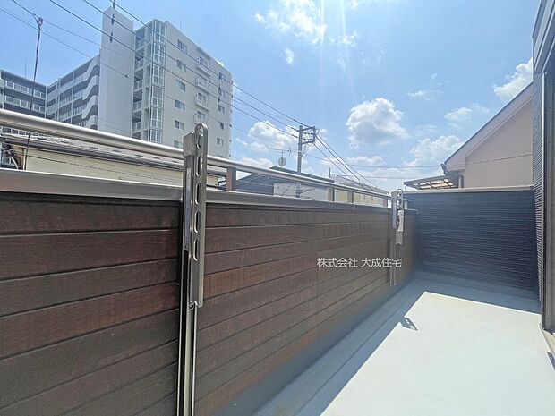 外観:陽当たり良好でお洗濯物が良く乾くバルコニー。　現地写真：2025.7.3撮影