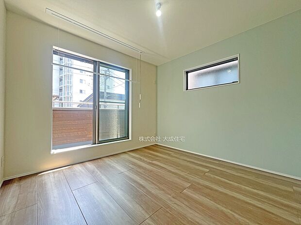 内装:2階洋室6帖。　現地写真：2025.7.3撮影