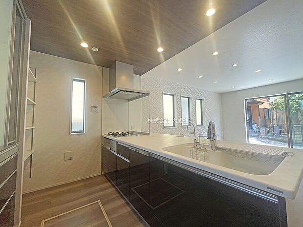 内装:対面式キッチンでお料理中もご家族とコミュニケーションが取れます。　現地写真：2025.7.3撮影