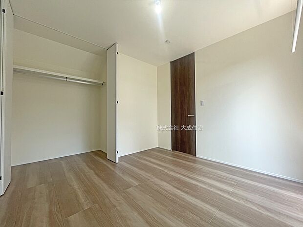 内装:コートやスーツもハンガーにかけて綺麗に収納できます。　現地写真：2025.7.3撮影