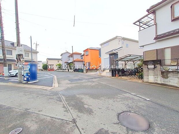 外観:前面道路広々7ｍ。　現地写真2025.10.15撮影