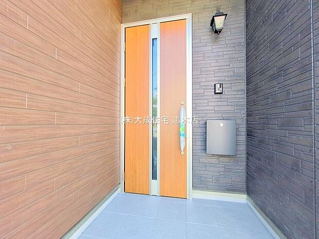 外観:ポストやインターホンが玄関ポーチ内にあり雨の日でも安心です！　現地写真2025.7.30撮影