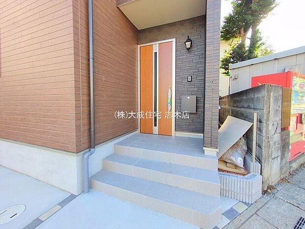 外観:玄関　現地写真2025.7.30撮影