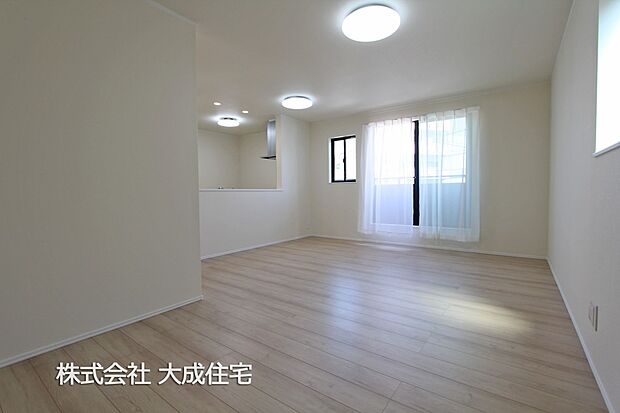 内装:バルコニーに面したリビングで陽当り良好です！　現地写真2025.8.21撮影