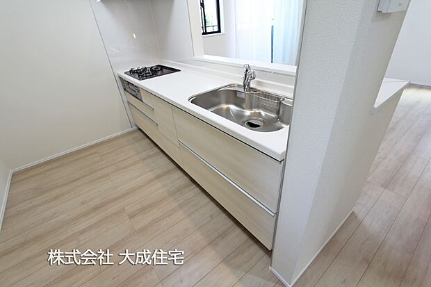 内装:リビングが見渡せる対面キッチンです＾＾　現地写真2025.8.21撮影