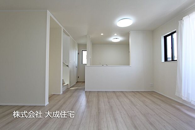 内装:白基調のリビング　現地写真2025.8.21撮影