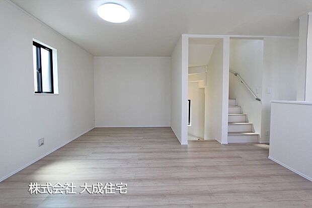 内装:リビング階段はご家族の会話が自然と弾みます＾＾　現地写真2025.8.21撮影