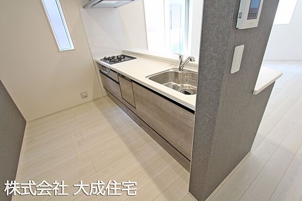 内装:11号棟：リビングが見渡せる対面キッチン　現地写真2025.8.21撮影