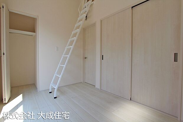 内装:11号棟：ロフト付き洋室4．3帖　現地写真2025.8.21撮影