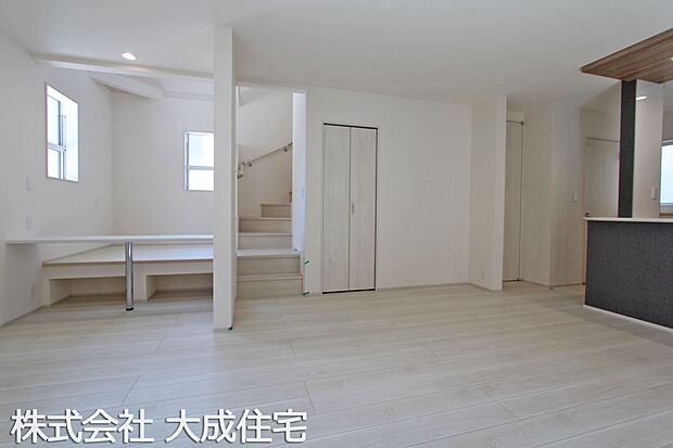 内装:11号棟：白基調のリビング　現地写真2025.8.21撮影