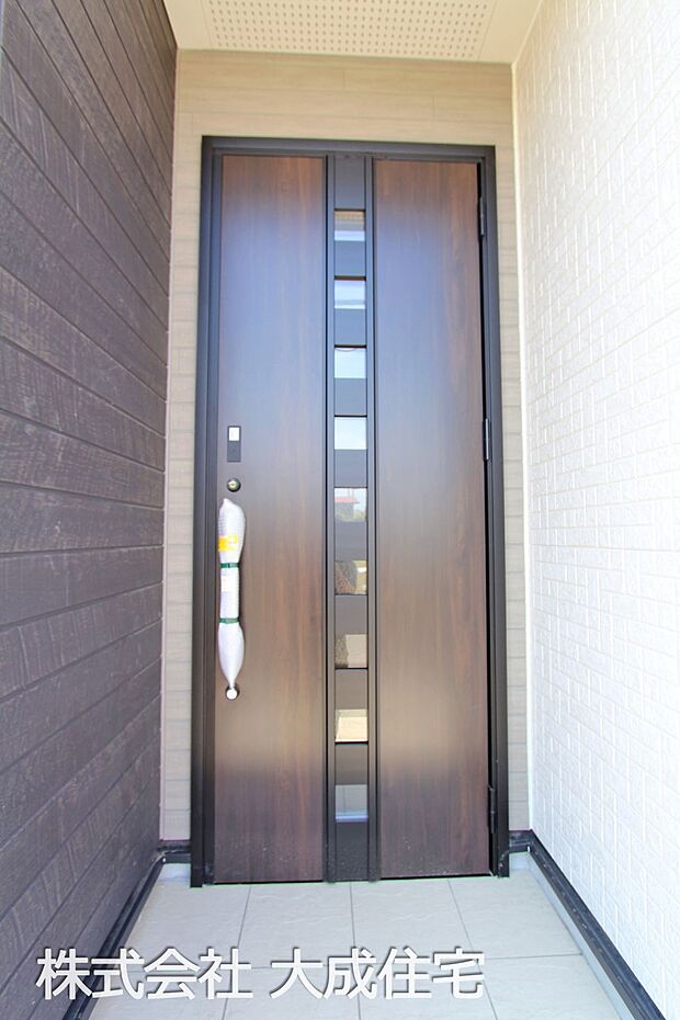 外観:13号棟：玄関　現地写真2025.8.21撮影