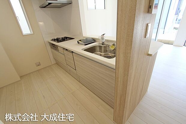 内装:13号棟：リビングが見渡せる対面キッチン　現地写真2025.8.21撮影