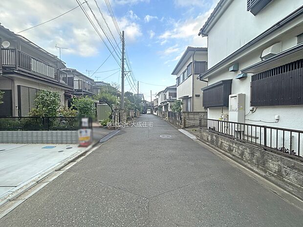 外観:前面道路は5ｍの公道です。　現地写真2025.8.28撮影