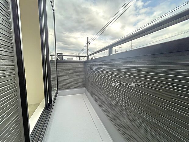 外観:南東側に面したバルコニー。　現地写真2025.8.28撮影