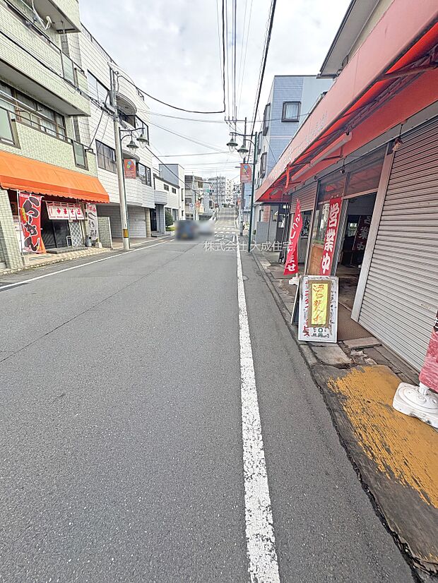 外観:前面道路。 現地写真:2025.11.6撮影