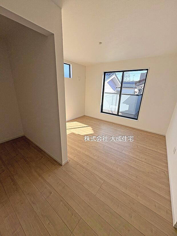 内装:2階洋室8.7帖。 2号棟:現地写真2025.12.12撮影