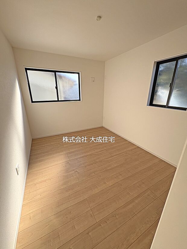 内装:2階洋室6.5帖。 2号棟:現地写真2025.12.12撮影