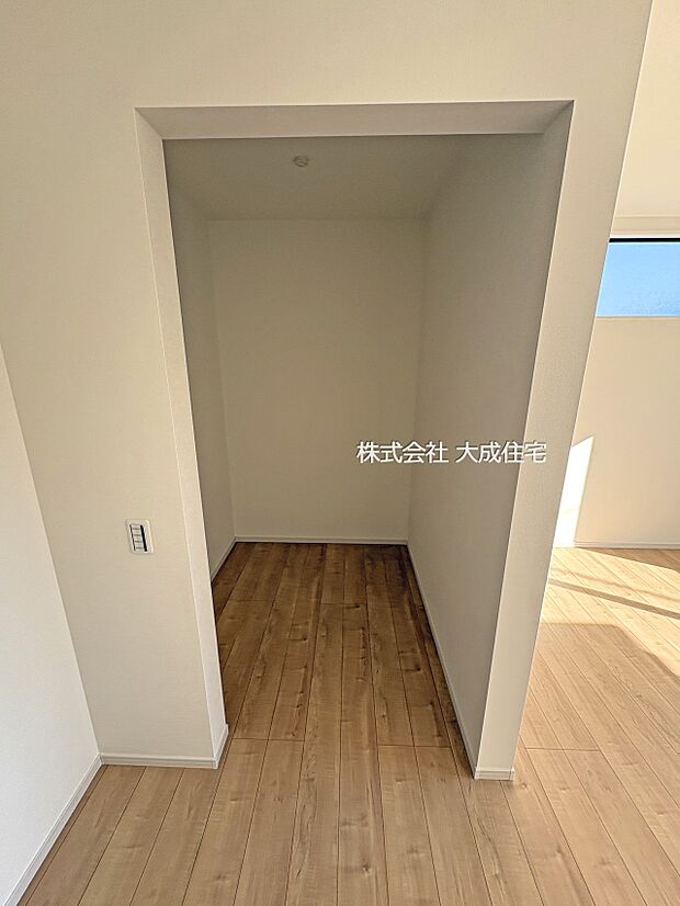 内装:大容量収納可能なウォークインクローゼット。　2号棟：現地写真2025.12.12撮影