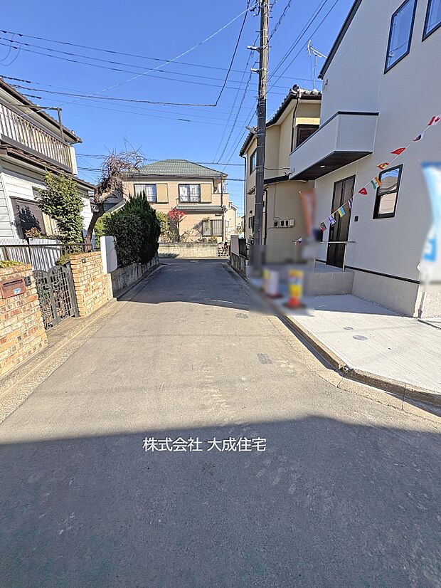 外観:前面道路。 2号棟:現地写真2025.12.12撮影