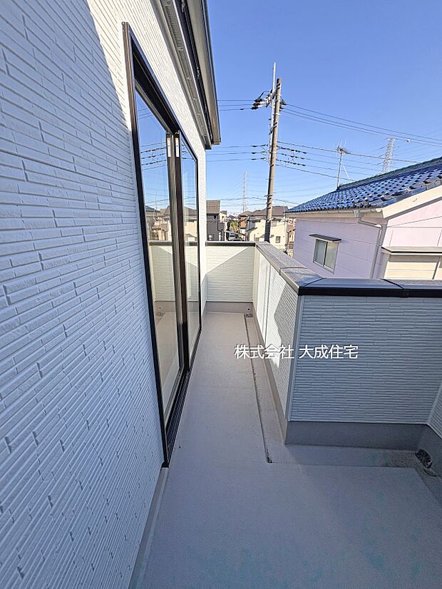 外観:2部屋から出入り可能なバルコニー。 2号棟:現地写真2025.12.12撮影