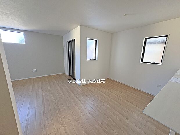 内装:ダイニングテーブルを置いてお食事をお楽しみいただけます。 2号棟:現地写真2025.12.12撮影