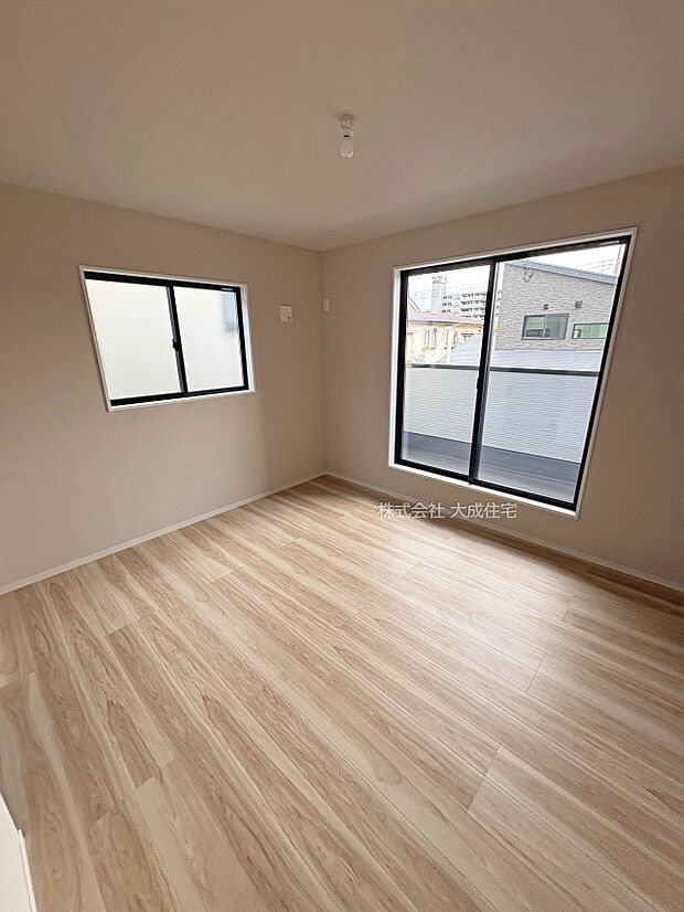 内装:2階洋室8.5帖。　1号棟：現地写真2025.9.19撮影