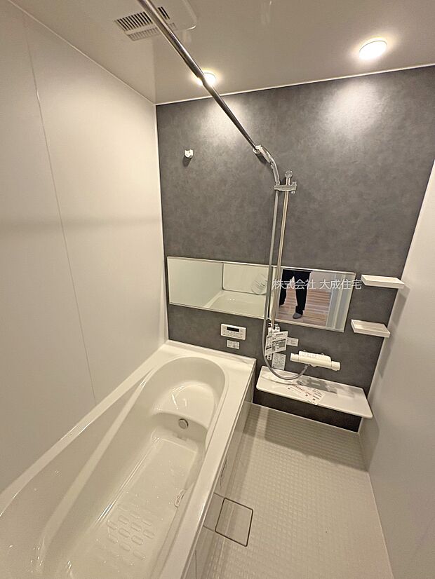 内装:ゆったり脚を伸ばしてお寛ぎいただけます。 1号棟:現地写真2025.9.19撮影