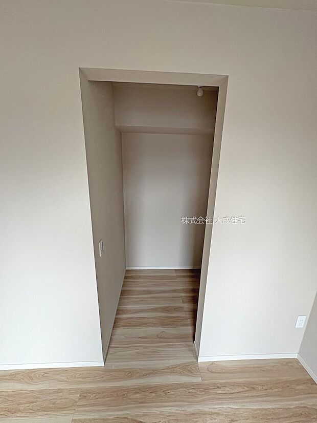 内装:季節物やキャリーケースなどの収納も可能なウォークインクローゼット。 1号棟:現地写真2025.9.19撮影