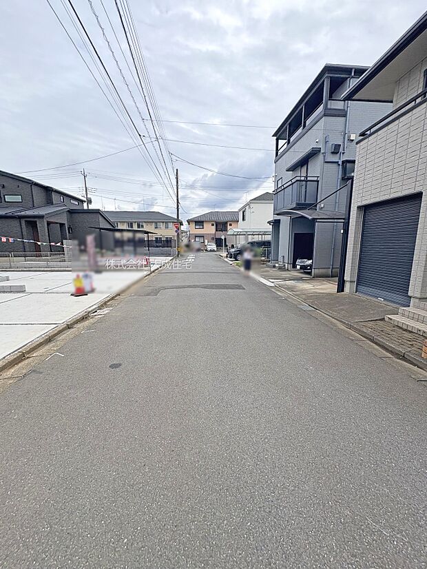 外観:前面道路約6mの公道です。 1号棟:現地写真2025.9.19撮影
