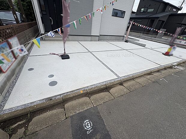 外観:並列駐車が可能です。 1号棟:現地写真2025.9.19撮影