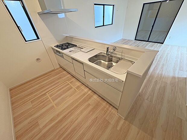 内装:フルオープンな対面式キッチン。 1号棟:現地写真2025.9.19撮影