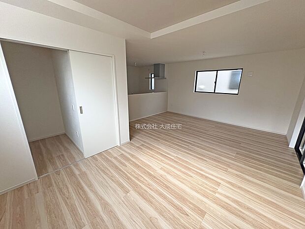 内装:テレビやソファー、ダイニングテーブルを置いて家族団らんのひと時をお過ごしいただけます。 1号棟:現地写真2025.9.19撮影