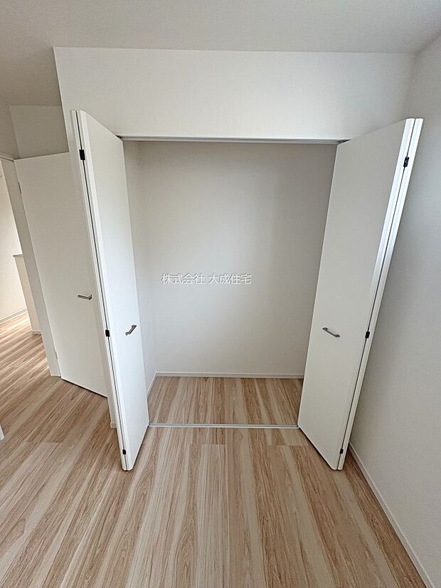 内装:2面採光で明るい居室。 1号棟:現地写真2025.9.19撮影