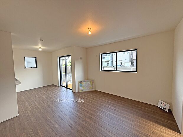 内装:1号棟：広々16.5帖のLDK　現地写真2025.8.14撮影