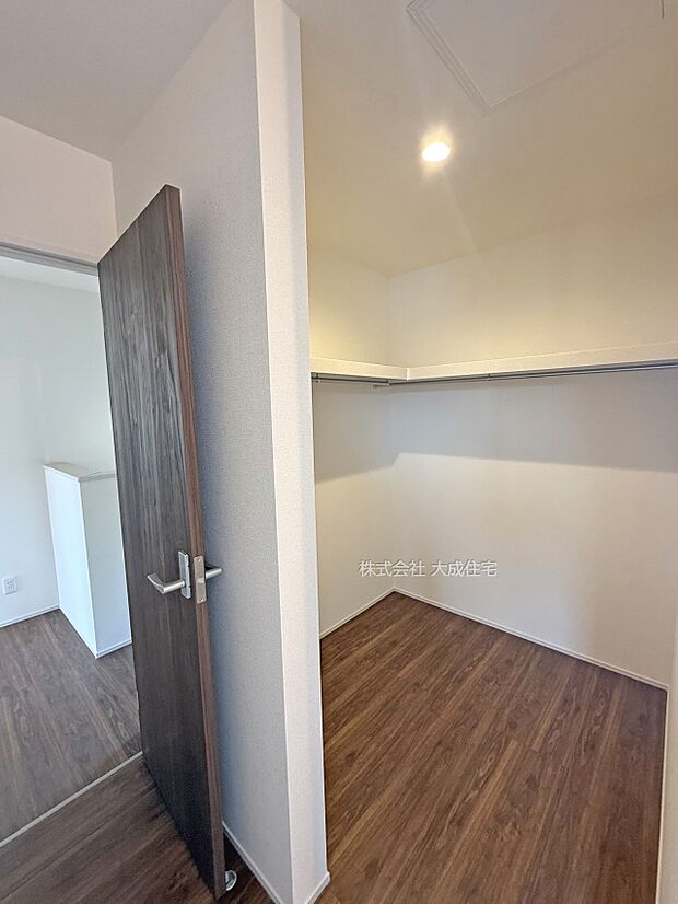 内装:1号棟：ご家族のお洋服もスッキリ片付く大容量のWIC　現地写真2025.8.14撮影  