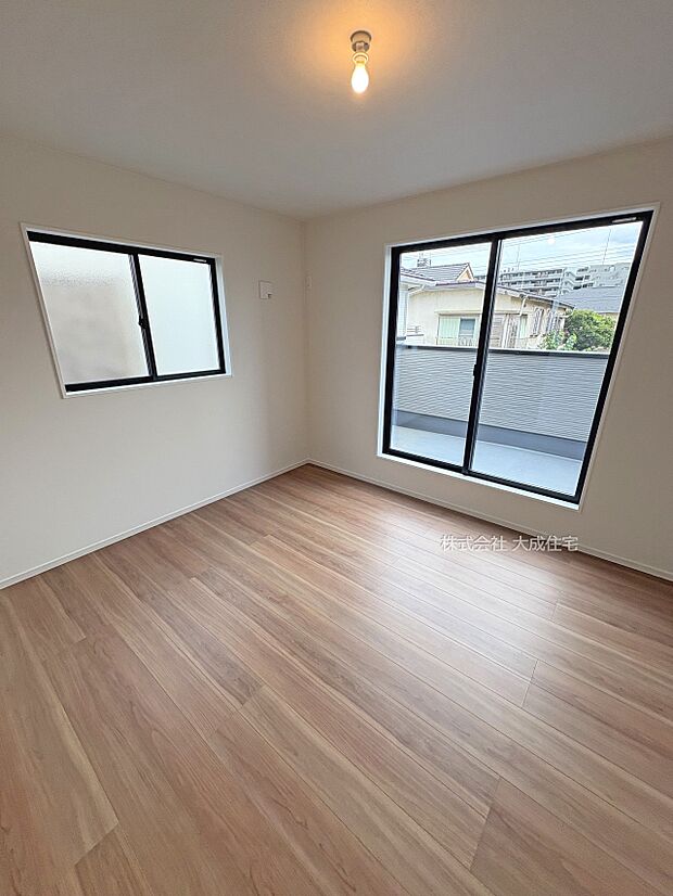 内装:2階洋室10.5帖。 2号棟:現地写真2025.9.19撮影