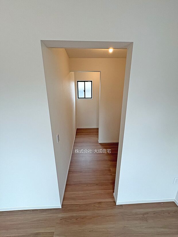 内装:ウォークインクローゼットとフリースペース。 2号棟:現地写真2025.9.19撮影