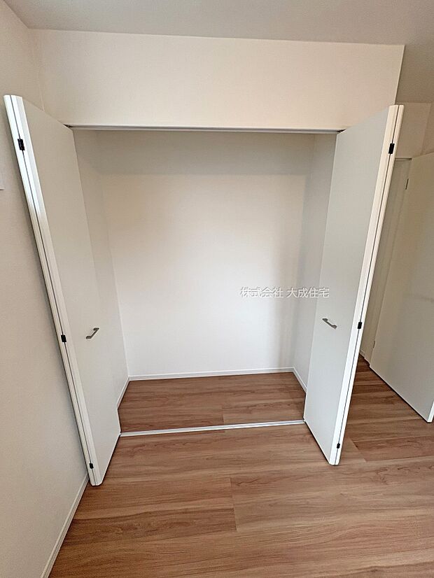 内装:2面採光で明るい居室です。 2号棟:現地写真2025.9.19撮影