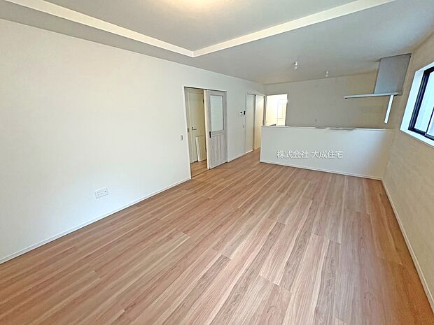 内装:折上げ天井でメリハリがプラスされたLDK。 2号棟:現地写真2025.9.19撮影