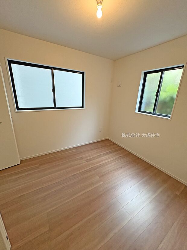 内装:1階洋室5.2帖。 2号棟:現地写真2025.9.19撮影