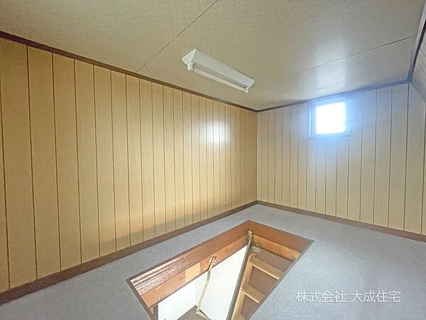 内装:スーツケースや季節物の収納に困らない小屋裏収納付き！　現地写真