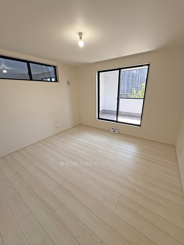 内装:2階洋室8帖。専用インナーバルコニー。 2号棟:現地写真2025.8.30撮影